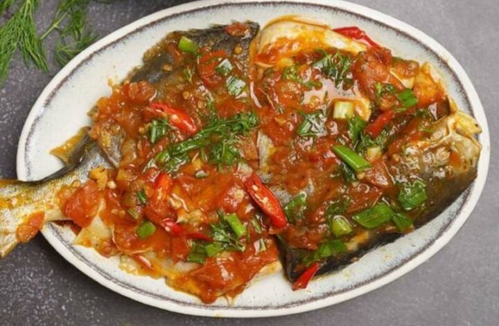 Cá chim sốt cà chua có vị chua ngọt hài hòa, màu sắc bắt mắt và phù hợp với khẩu vị nhiều gia đình. 