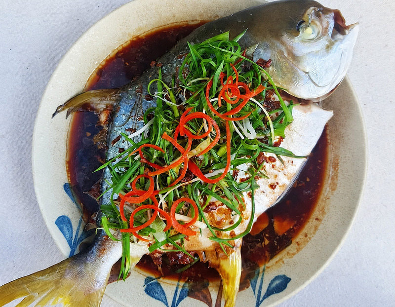 Cá chim hấp gừng hành giữ được vị ngọt tự nhiên của cá, đồng thời giúp món ăn thơm nhẹ và dễ tiêu hóa. 