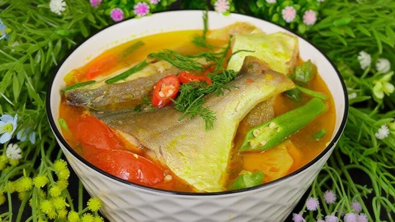 Canh cá chim nấu chua có vị chua thanh, ngọt dịu, rất thích hợp cho những ngày nóng hoặc bữa ăn cần món nhẹ bụng. 