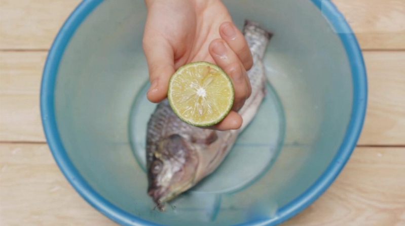 Chanh giúp làm sạch nhớt và giảm mùi tanh nhẹ, phù hợp với cá chiên, hấp hoặc nướng. 