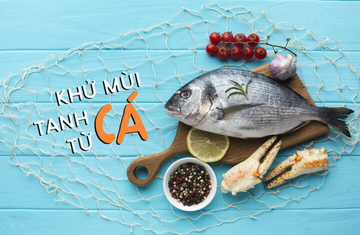 Cá biển nên được rửa sạch, để ráo và ướp với gừng, sả, rượu trắng hoặc tiêu để giảm mùi nồng.