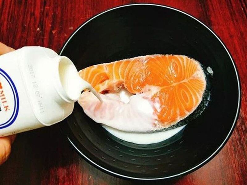 Cá hồi cần sơ chế nhẹ bằng sữa tươi, muối hoặc chanh pha loãng để giữ vị béo tự nhiên. 