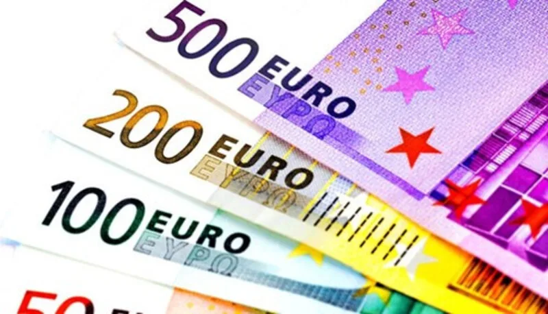 Những yếu tố kinh tế trong nước và quốc tế tác động trực tiếp đến tỷ giá Euro trên thị trường tự do.