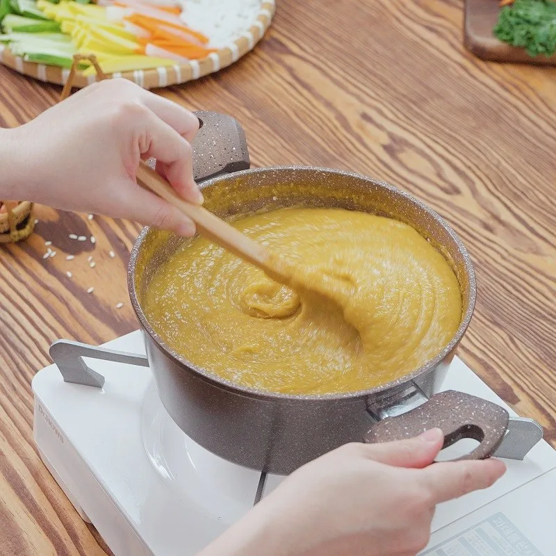 Nấu nước chấm nhỏ lửa và khuấy đều giúp hỗn hợp đạt độ sánh mịn, thơm béo.