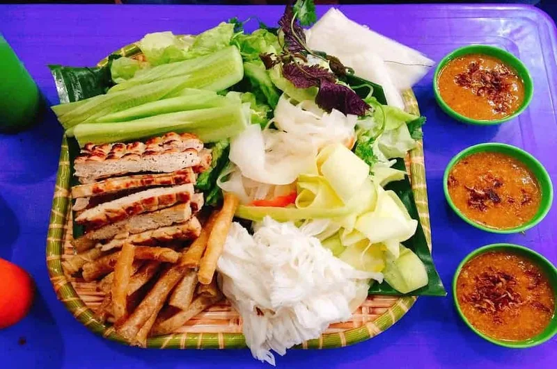 Nem nướng Nha Trang là đặc sản nổi tiếng của Khánh Hòa, được yêu thích bởi hương vị hài hòa và cách ăn cuốn hấp dẫn.