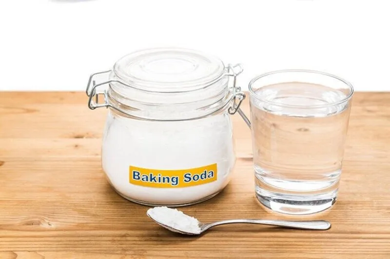 Hỗn hợp baking soda và nước giúp làm mềm vết ố trước khi giặt