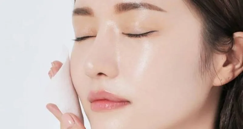 Da dầu nên ưu tiên sản phẩm mỏng nhẹ, làm sạch vừa đủ và kiểm soát dầu hợp lý.