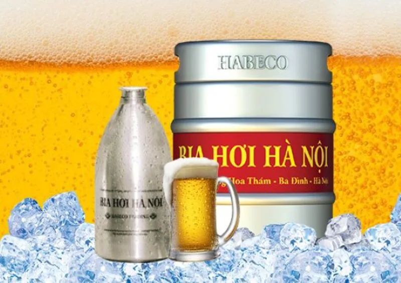 Uống bia hơi tại quán thường bao gồm thêm chi phí phục vụ, mặt bằng, đá lạnh và món ăn kèm nên giá khác với mua lẻ theo lít.