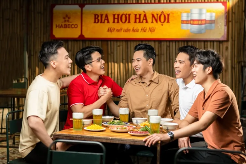 Bia hơi Hà Nội gắn với nét sinh hoạt bình dân, nơi bạn bè, đồng nghiệp và người thân gặp gỡ sau giờ làm.