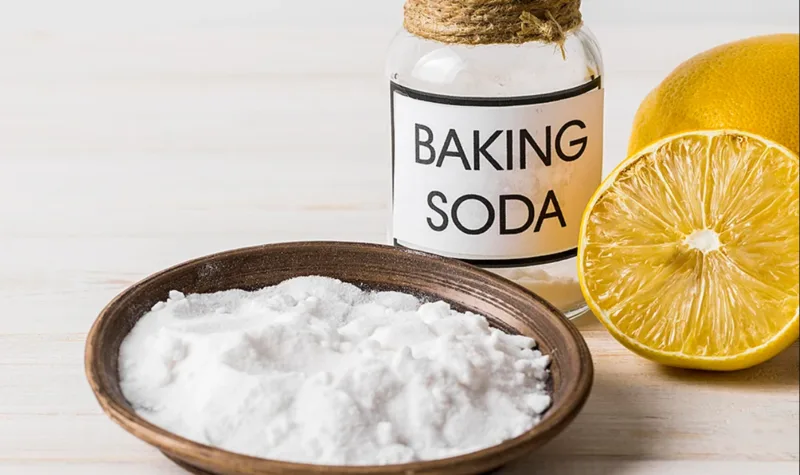Xà phòng, thép không gỉ, chanh pha loãng hoặc baking soda là những mẹo thường được dùng để giảm mùi tỏi trên tay.