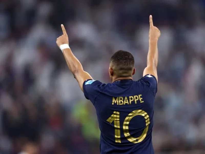 mbappe mac ao so may hanh trinh tu so 29 den chiec ao so 10 bieu tuong