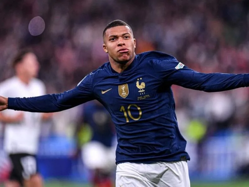 mbappe mac ao so may hanh trinh tu so 29 den chiec ao so 10 bieu tuong