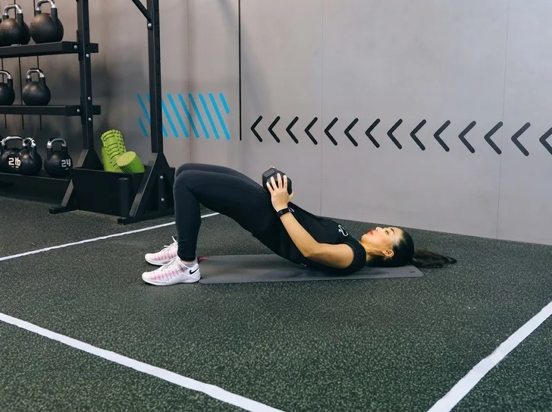 Dumbbell Glute Bridge – bài tập mông với tạ tại nhà
